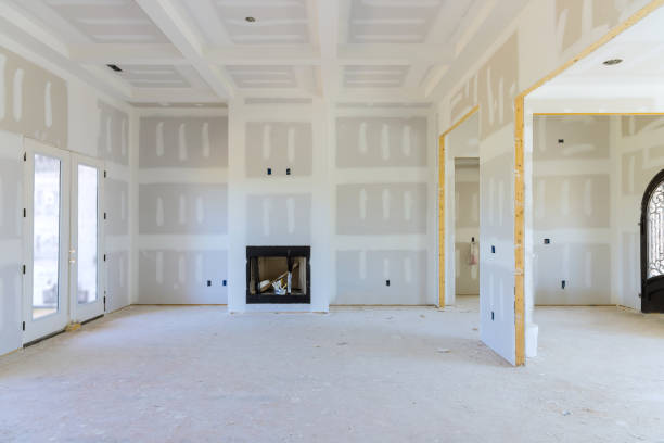 To prepare the walls of a newly constructed house to be painted, finishing putty is applied to the walls of an empty apartment